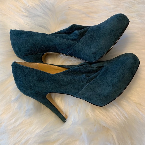 hunter green suede pumps